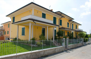 Questa casa trifamiliare  stata costruita a Calvisano nell'anno 2004.