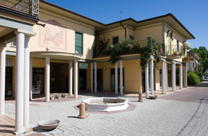 Il borgo di Calvisano ha una struttura insieme moderna ed elegante.