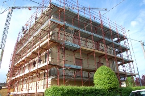 La palazzina di Calvisano durante il lavoro di ristrutturazione