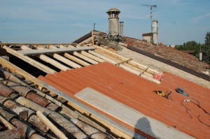 Il tetto durante l'intervento di risanamento